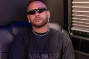 Neymar posa de óculos escuros e camiseta preta