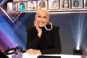 Xuxa posa, sorridente, com um look preto