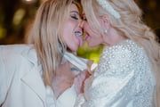 Monique Evans e Cacá Werneck dão um beijão após o casamento