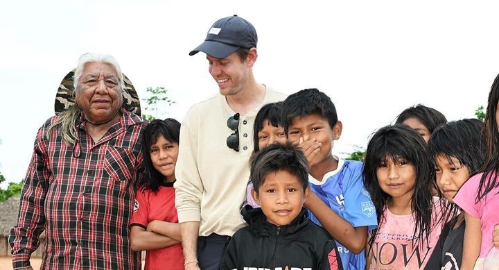 Tetracampeão da F1 surpreende fãs com viagem à Amazônia e foto com cacique Raoni