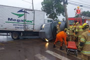 Carro ficou prensado entre poste e caminhão