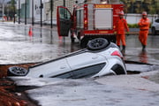 Não havia ocupantes dentro do automóvel quando asfalto cedeu