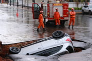 Carro foi engolido por cratera durante temporal