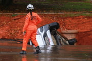 Carro foi "engolido" por cratera durante temporal