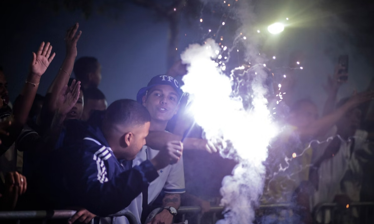 Torcida do Cruzeiro planeja festa com sinalizadores contra Lanús; clube faz apelo