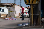  Ambos foram alvejados por disparos de arma de fogo em frente à sua residência.
