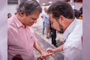 Fernando Haddad e Guilherme Boulos utilizando "pulseirinhas da amizade"