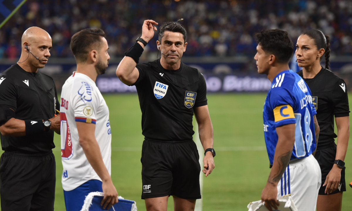 Cruzeiro vai protocolar reclamação de arbitragem do jogo com o Bahia à CBF