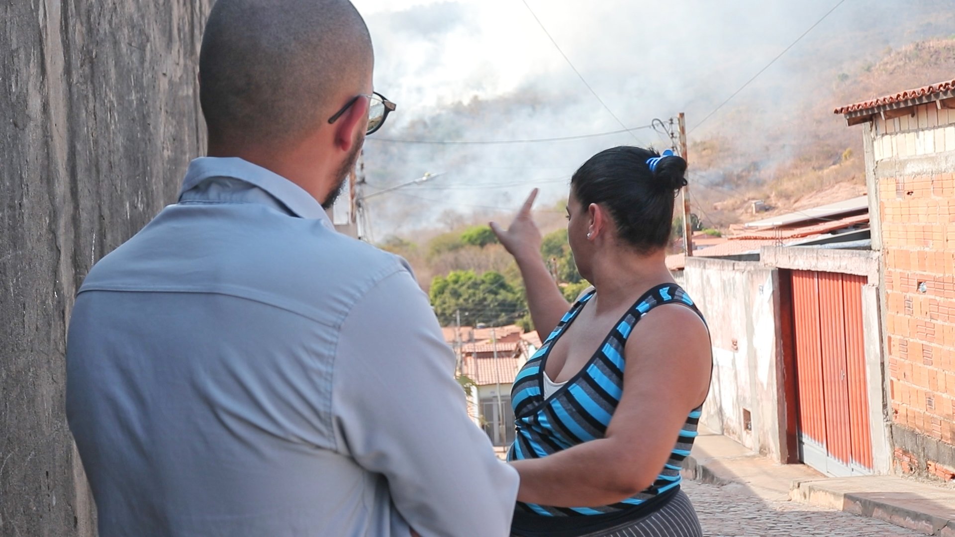 impacto das queimadas na saúde, moradora aponta para incêndio, incêndio florestais, cerrado sem fogo, gases tóxicos