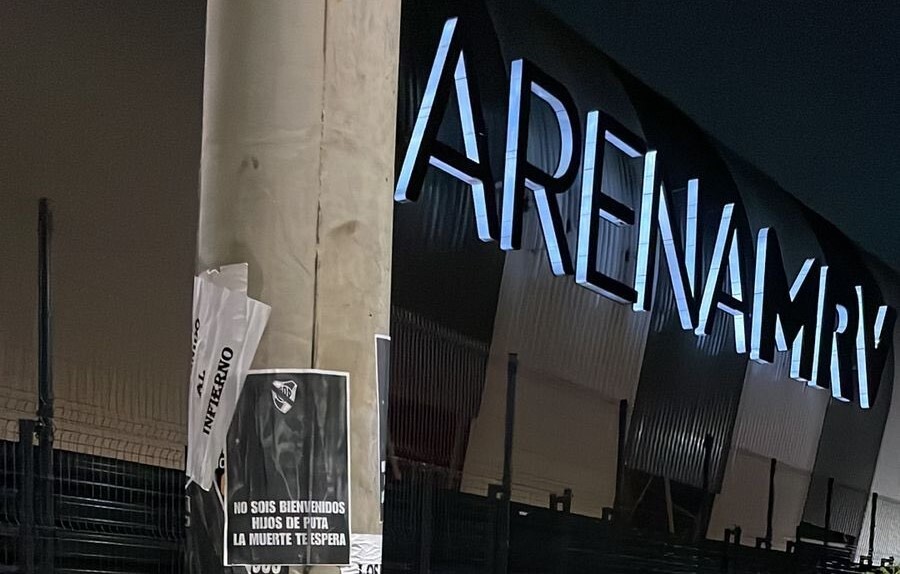 Atlético: torcedores colam cartazes em provocação ao River nos arredores da Arena MRV