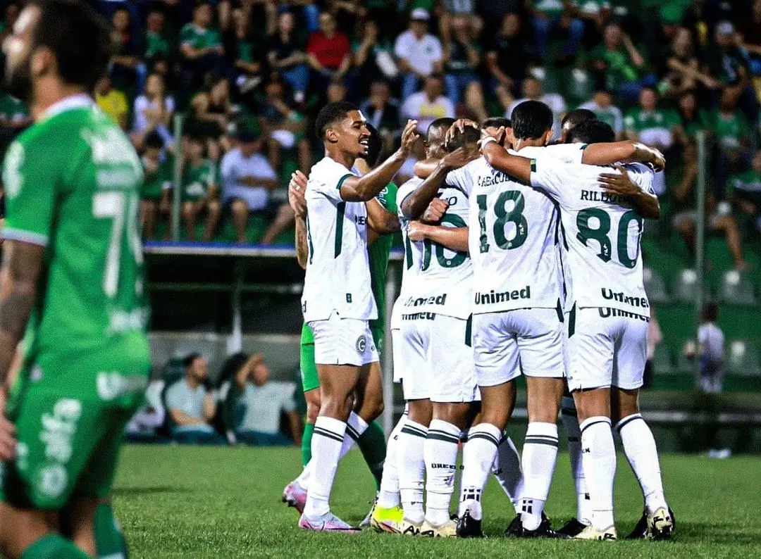 Com gol de goleiro, Goiás goleia Chapecoense pela Série B do Brasileiro