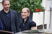 Celine Dion saindo de um hotel em Paris na última quarta-feira (24/7)