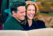 Matthew Perry e Julia Roberts atuaram juntos na série Friends e tiveram um breve romance