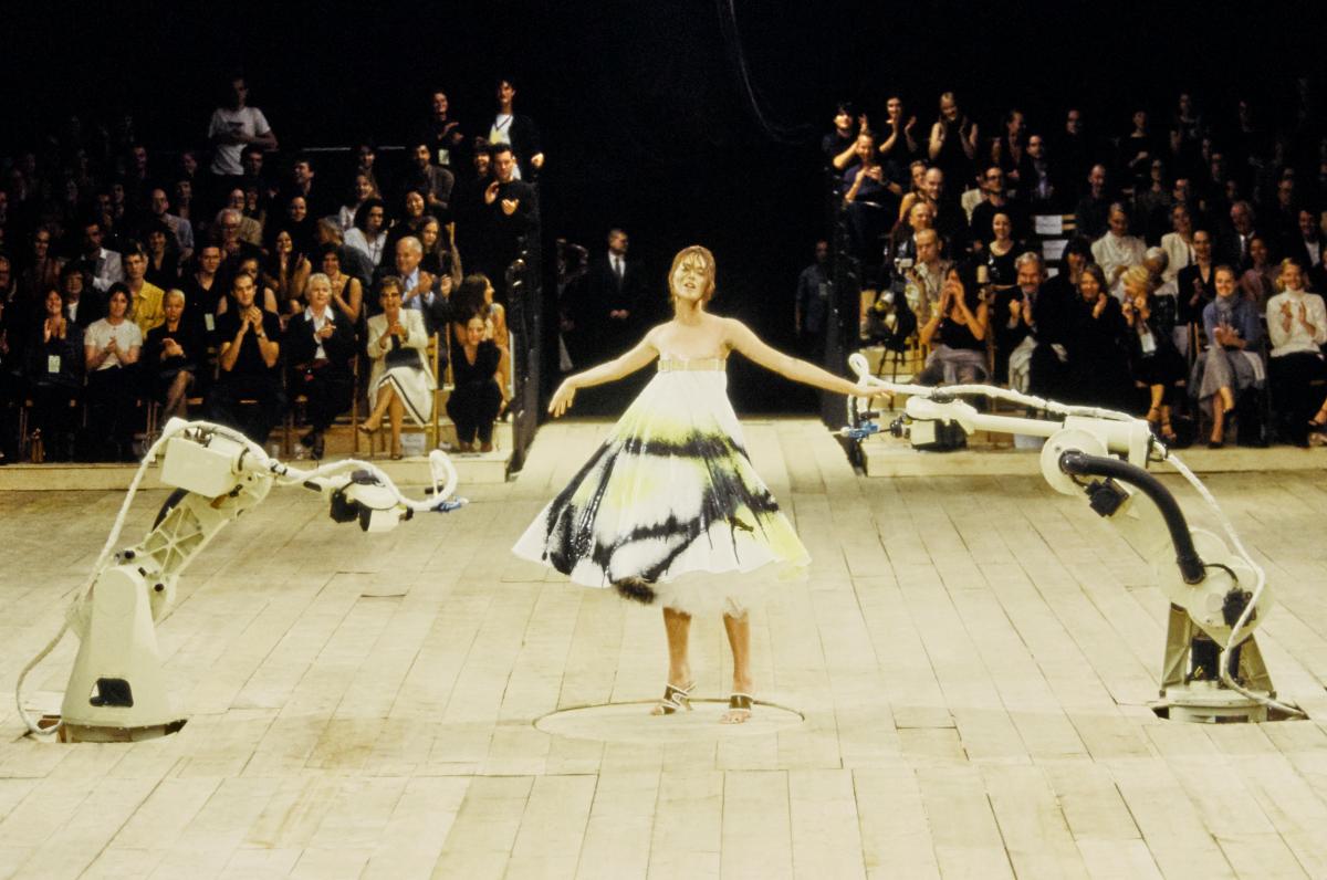 Na imagem com cor, foto do desfile do Alexander McQueen - metrópoles 