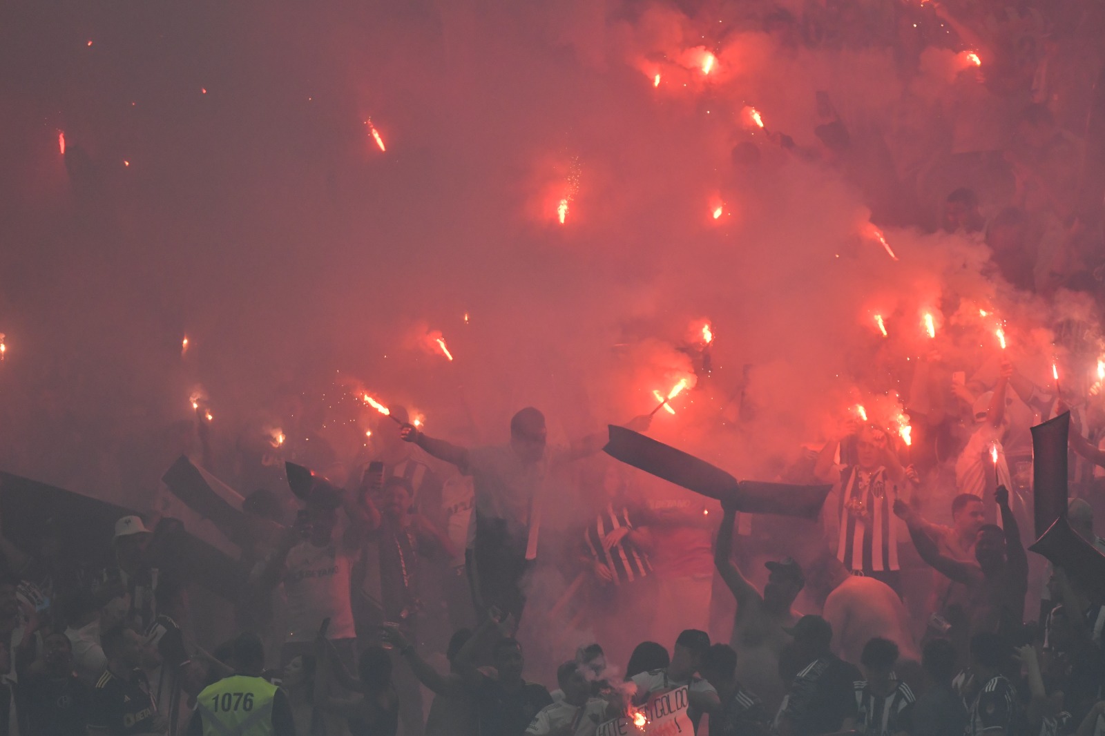 Vídeo: veja a festa com sinalizadores da torcida do Atlético contra o River