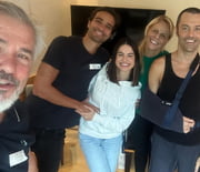 Kayky aparece sorridente ao lado da família