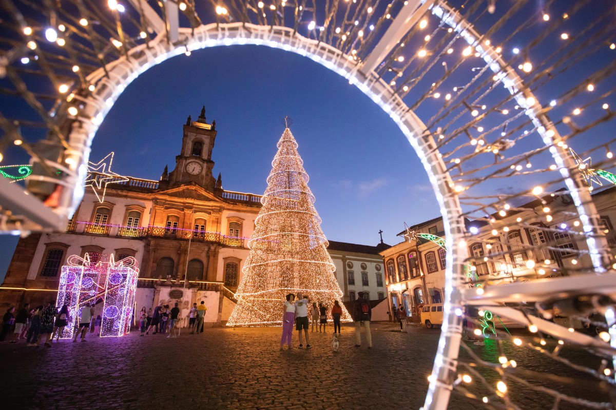 Fotografia colorida de praça enfeitada para o Natal-Metrópoles