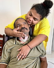 Arlindo Cruz recebeu alta do CTI e publicou foto com filha em casa