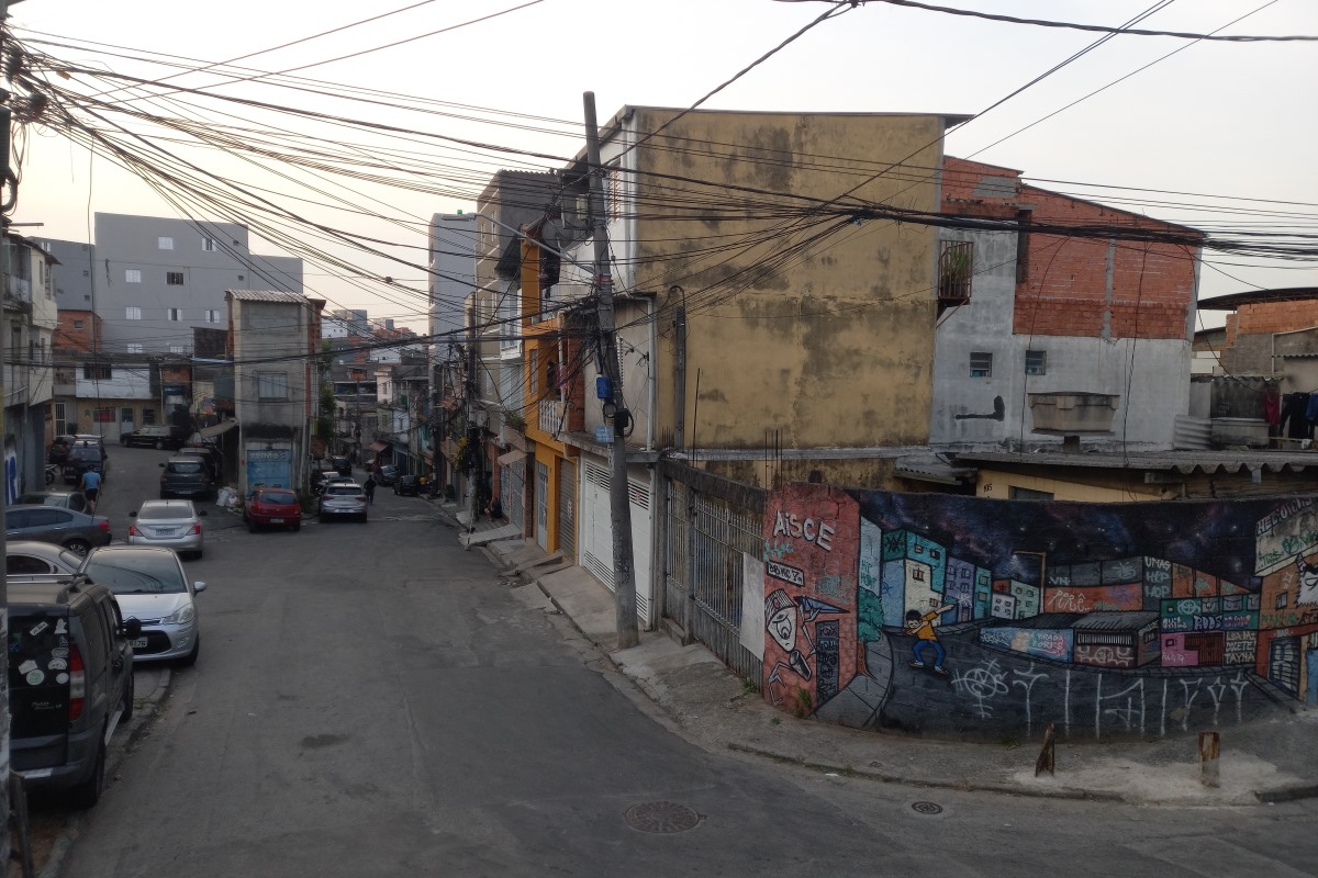 Imagem mostra rua em favela - Metrópoles