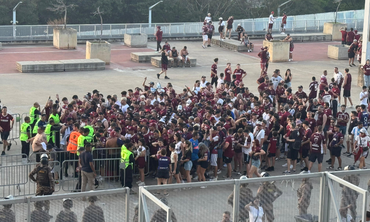 Torcedores de Cruzeiro e Lanús entram em conflito após gritos racistas no Mineirão; vídeo