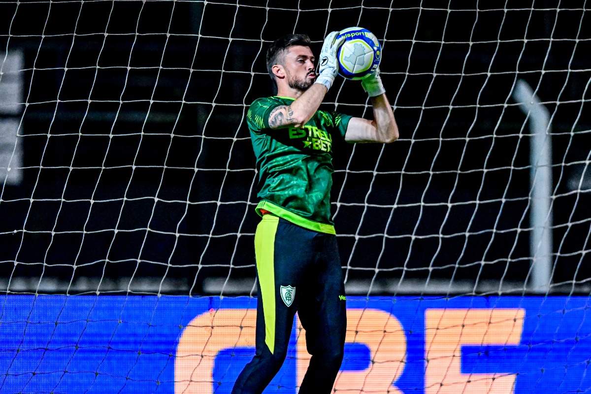 Goleiro do América não descarta acesso: ‘Já vimos tanta coisa no futebol’