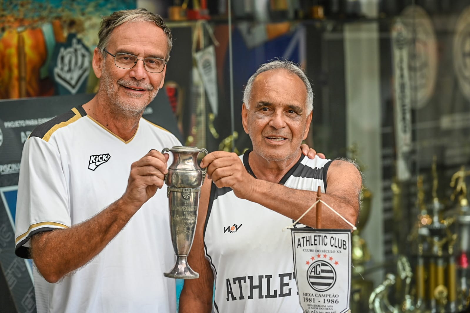 Cláudio Gonçalves (E), ex-presidente do Athletic, ao lado do amigo João Luiz (D), torcedor do clube. Juntos, ele carregam o primeiro troféu da história do Esquadrão - (foto: Leandro Couri / EM / D.a Press)