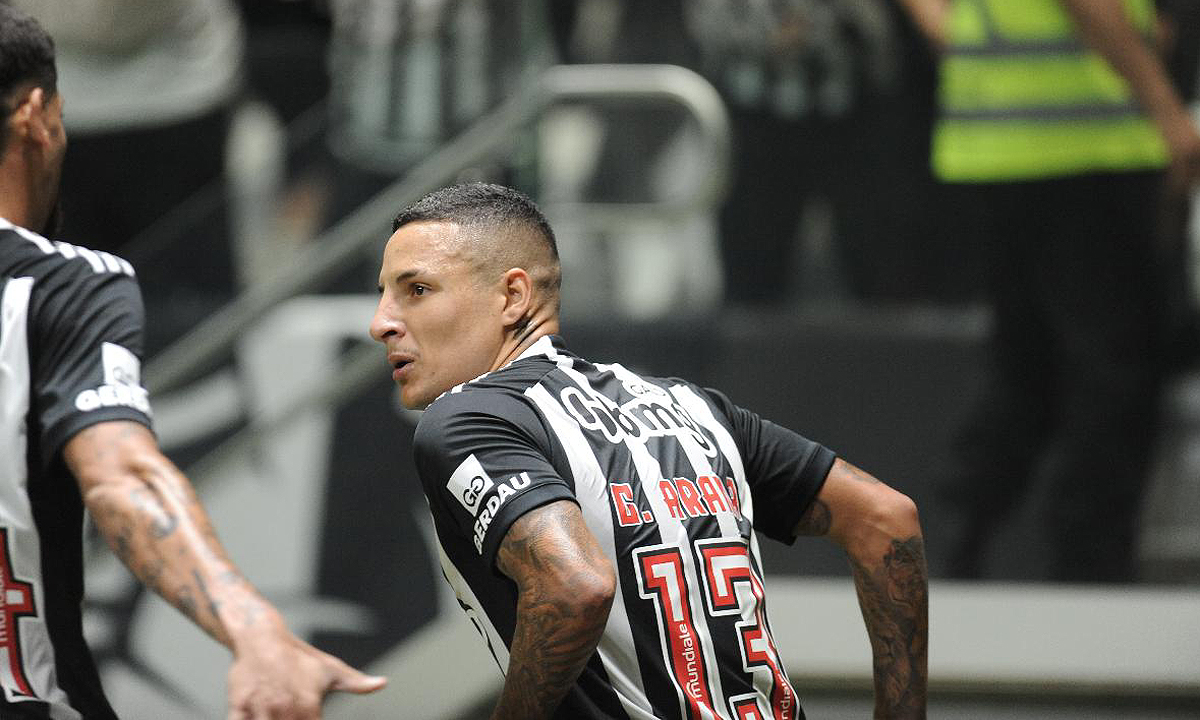 Guilherme Arana sobe posição na lista de laterais artilheiros do Atlético