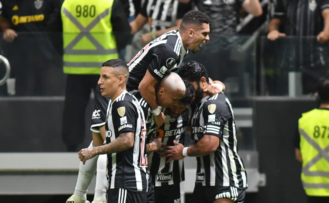 Arana comemora gol com jogadores do Atlético na Arena MRV - (foto: Alexandre Guzanshe/EM/D.A Press)