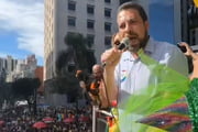 Guilherme Boulos discursa em caminhão de som na Parada LGBT+ na Avenida Paulista, em São Paulo