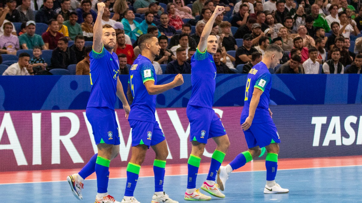 Brasil vira sobre Ucrânia e volta à final da Copa do Mundo de Futsal após 12 anos