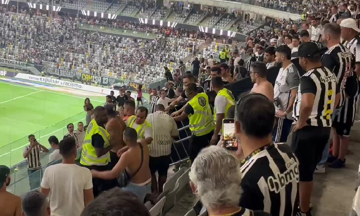 Vídeo: torcedores do Atlético trocam socos e arremessam grade na Arena MRV