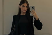 Amanda Kimberlly faz selfie no espelho com um look todo preto