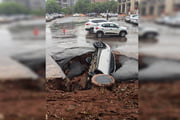 Carro foi engolido por cratera durante temporal