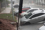 Asfaltou começou a ceder na 310 Norte durante chuva que caiu na tarde deste sábado (19/10)