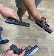 Criminosos de quadrilha do interior posam com pistolas 