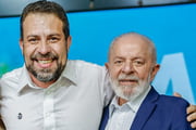 Boulos e Lula durante evento de lançamento de pedra fundamental de dois campi em SP