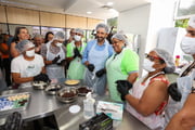 Nunes posa para foto com cozinheira