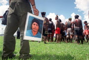 Fotografia do índio Galdino Jesus dos Santos é vista durante protesto contra a impunidade realizado por indígenas na Esplanada dos Ministérios, em 19 de abril de 2001