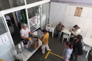 Distribuição de comida em cozinha-escola na região de Sapopemba, na zona leste de São Paulo