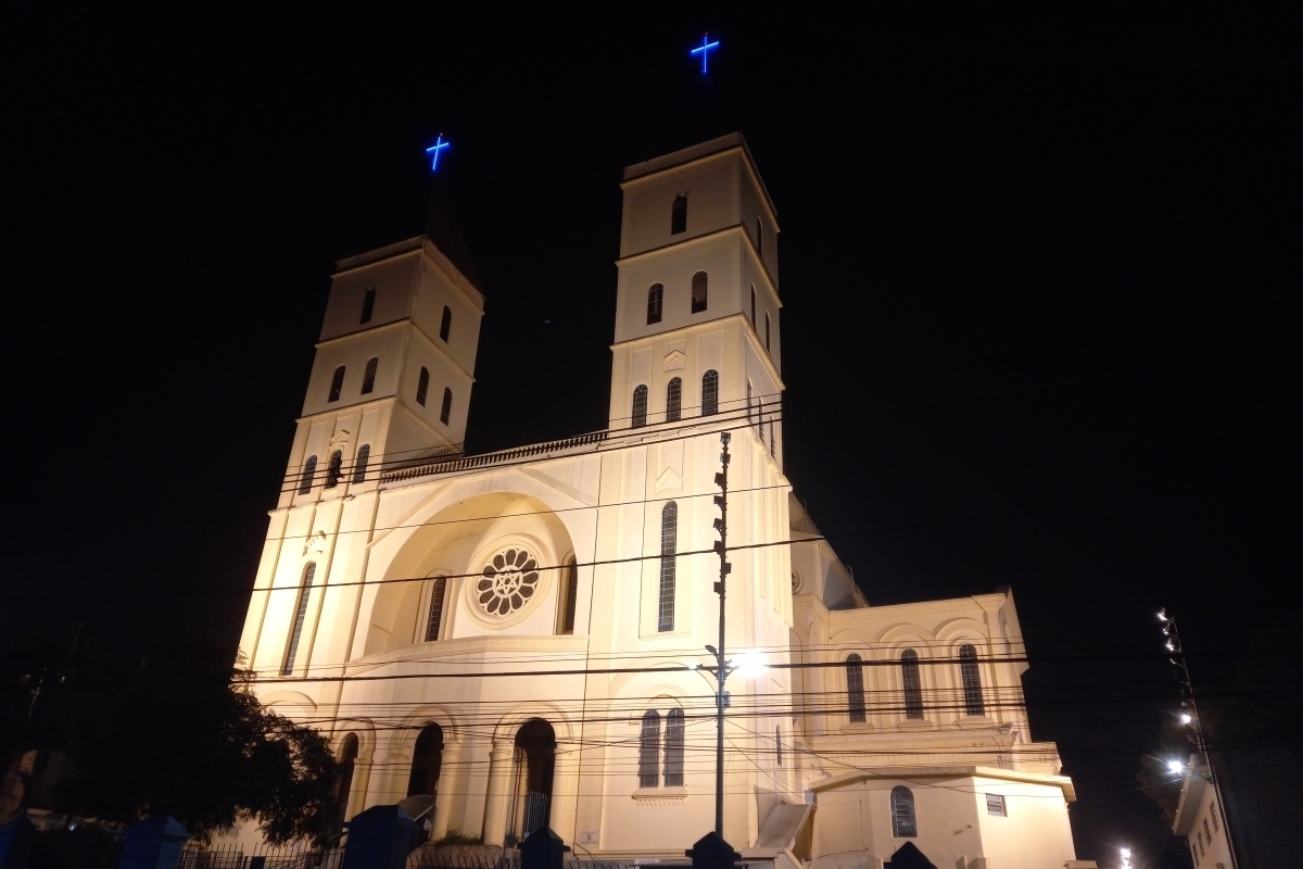 Imagem mostra catedral à noite - Metrópoles