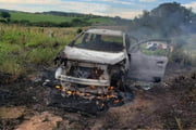 Carro foi incendiado em área rural supostamente com corpo de Murilo dentro