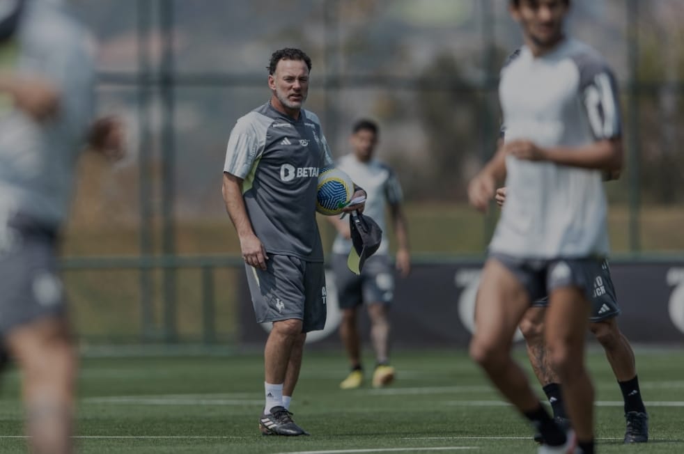 Gabriel Milito em treino do Atlético-MG na Cidade do Galo