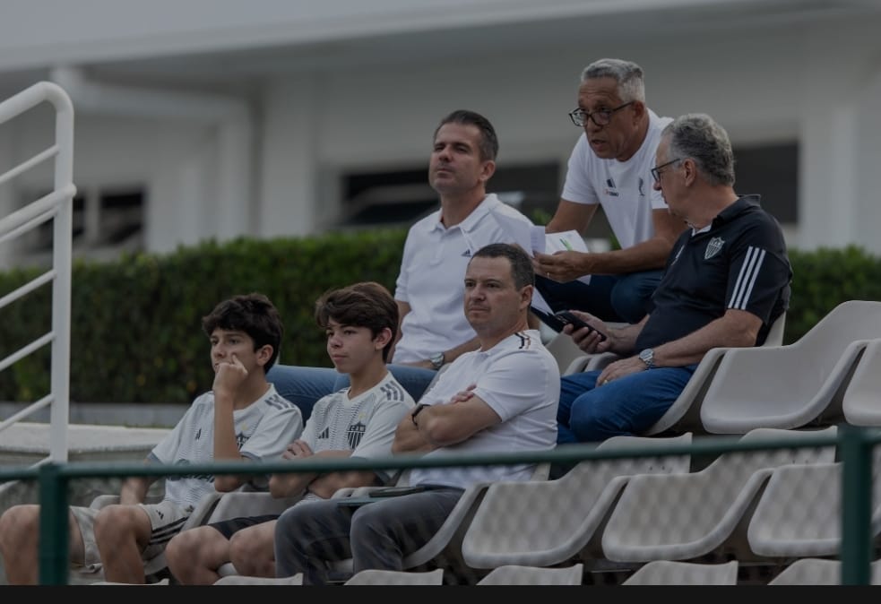 Dirigentes acompanham treino do Atlético-MG na Cidade do Galo