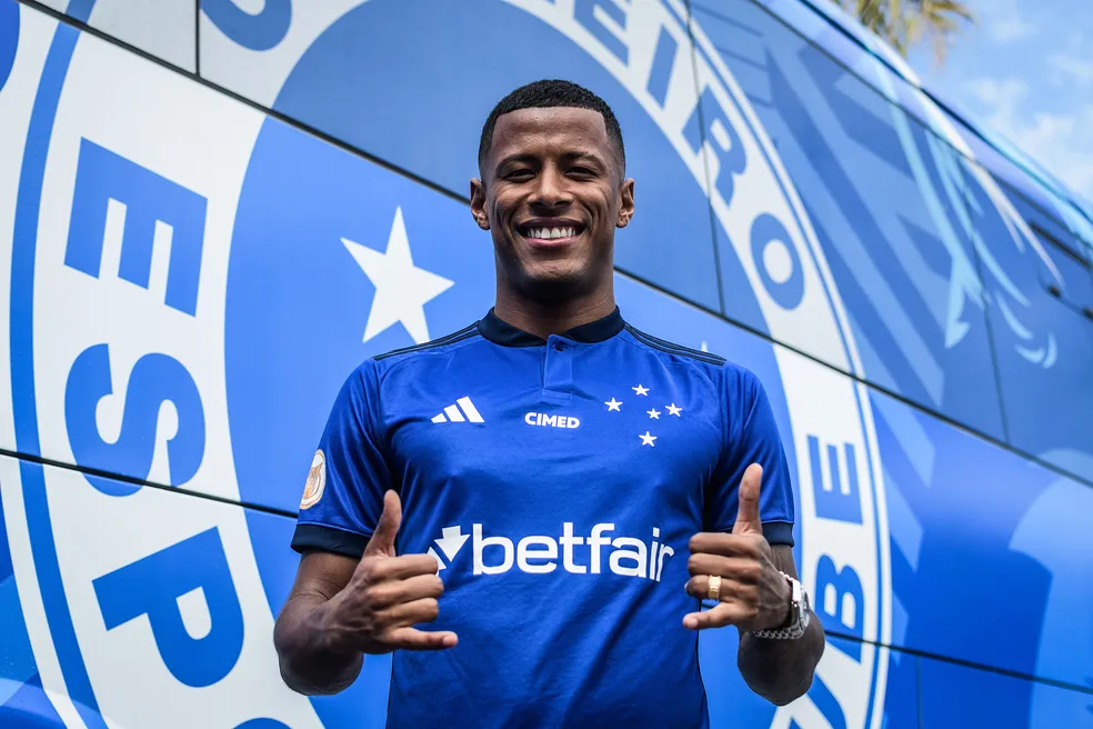 Arthur Gomes com a camisa do Cruzeiro — Foto: Gustavo Aleixo/Cruzeiro