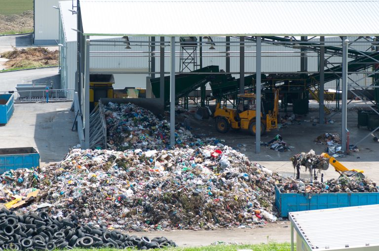 Aterro urbano. Depósito de planta de tratamento de resíduos