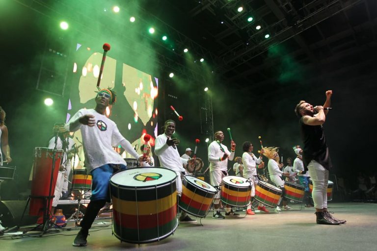 Banda de negros toca tambores