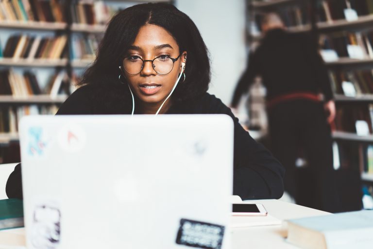 Estudante negra estuda num laptop