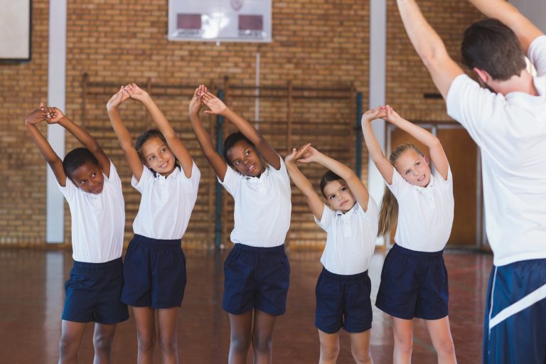 Alunos fazem educação física