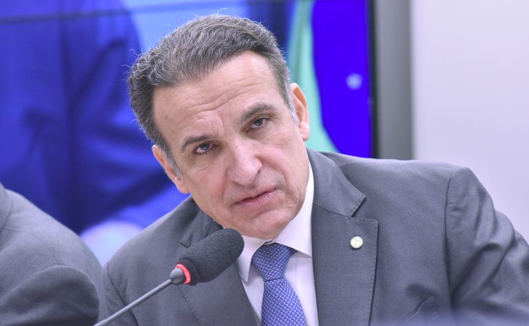 Deputado Hugo Leal fala ao microfone