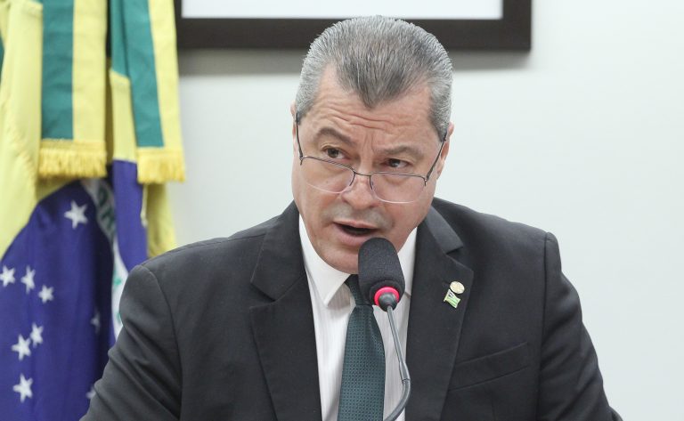 Deputado Daniel Agrobom fala ao microfone